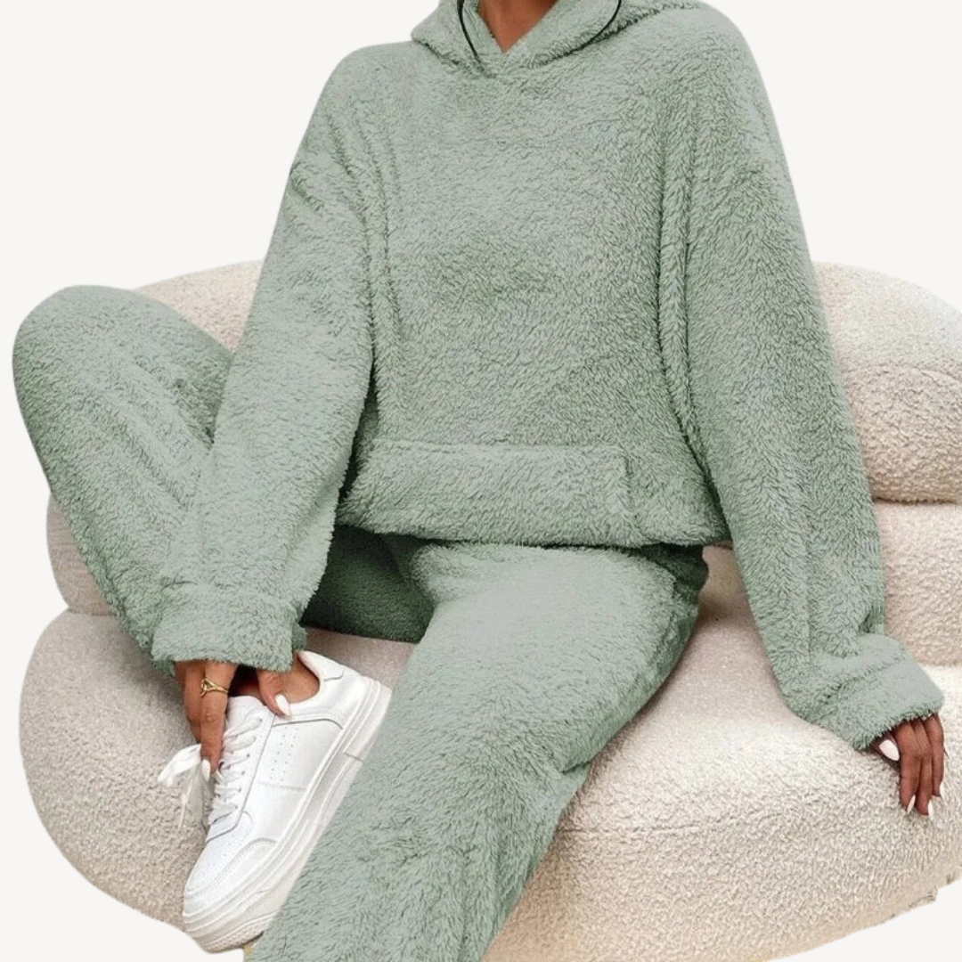 Detailaufnahme des gemütlichen Kapuzenpullovers vom Damen Loungewear Zweiteiler, weich & komfortabel.