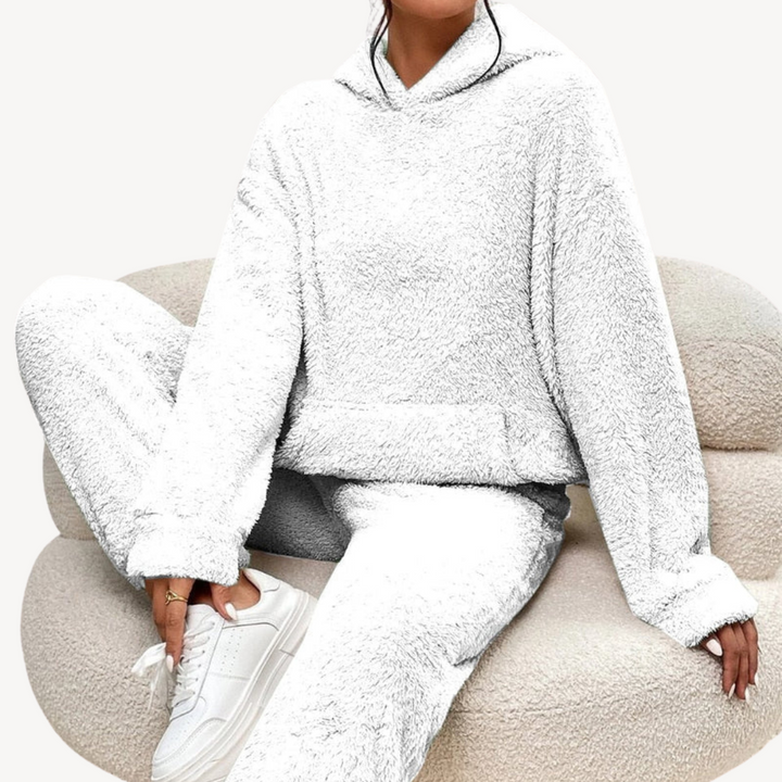 Model trägt kompletten Damen Loungewear Trainingsanzug, stilvoller & gemütlicher Zweiteiler für Komfort.