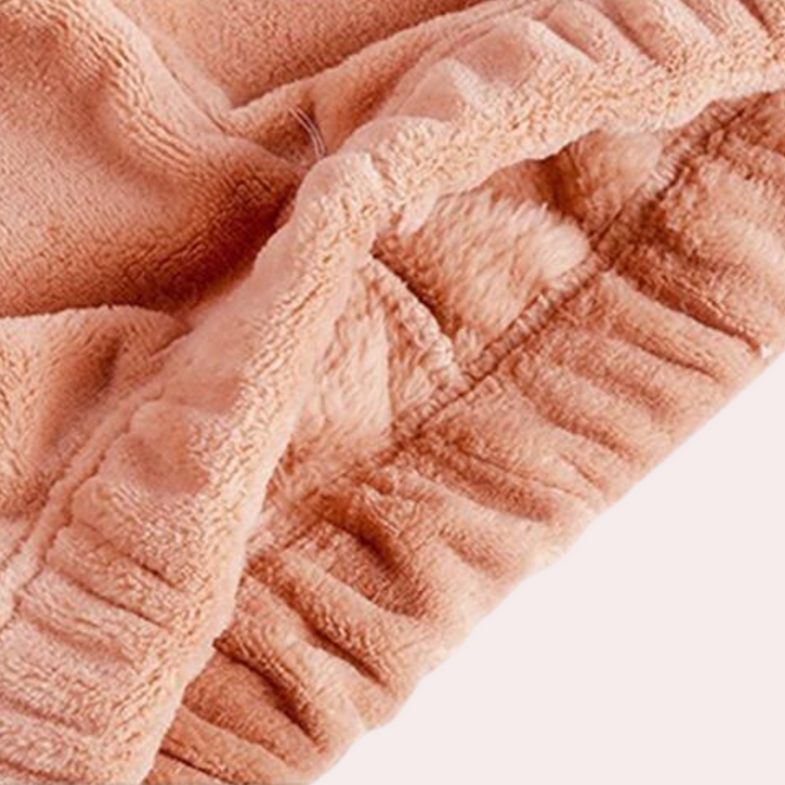 Kuscheliger Damen Loungewear Pyjama Elina aus warmem Fleece, optimal für gemütliche Stunden zuhause.