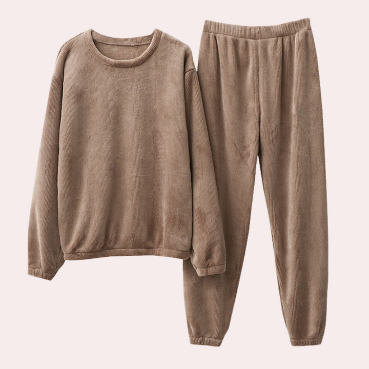 Damen Schlafanzug Elina mit langärmligem Oberteil und Hose aus kuscheligem Fleece für warme Winternächte.