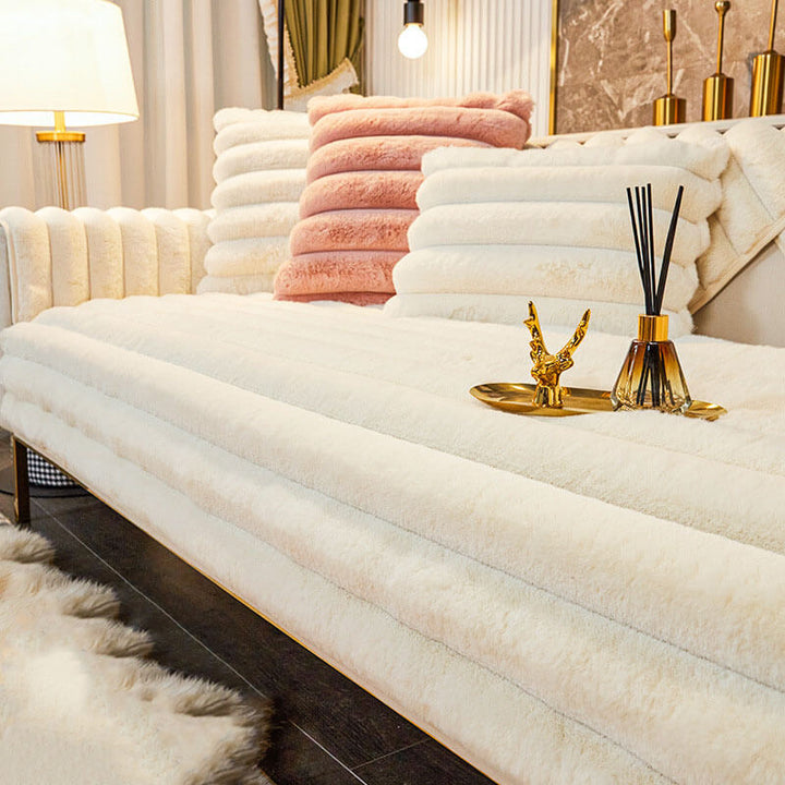 Moderner gestreifter Plüschbezug für Ihr Sofa, schafft gemütliche Wohnzimmer-Atmosphäre. Einfach waschbar.