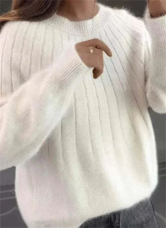 Weicher Damen Herbstpullover. Ein gemütlicher & warmer Zopfmuster-Strick für Frauenmode.