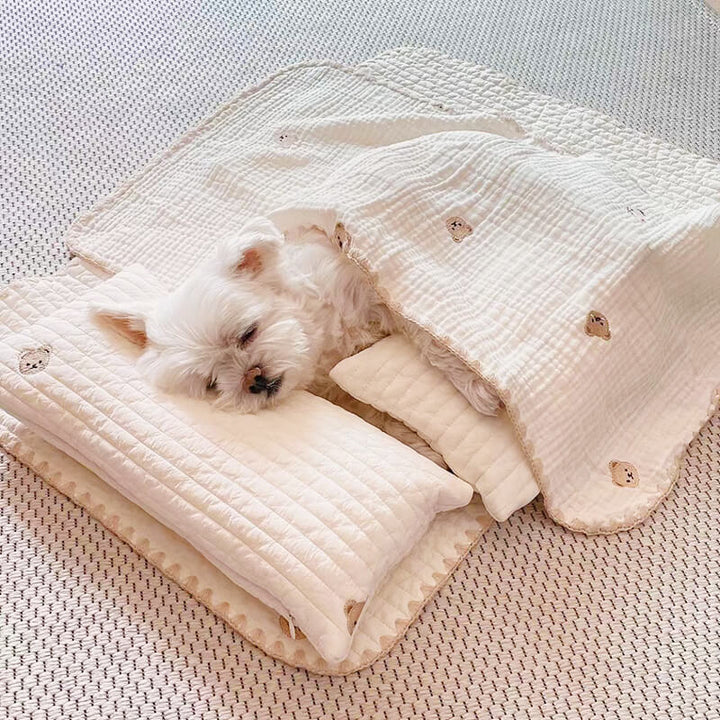 Nahaufnahme des bestickten Haustierbettes. Weiches Baumwollkissen bietet gemütlichen Schlafplatz für Tiere.