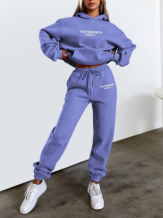 Weicher Damen Jogginganzug mit Kapuzenpullover und Hose für maximalen Komfort & sportliche Freizeit.