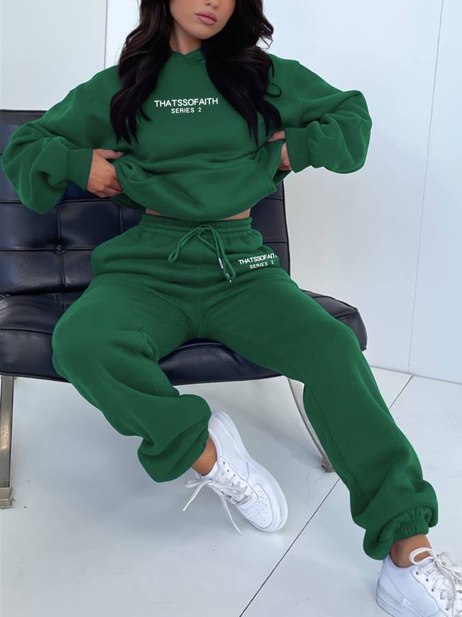 Vielseitiges Damen Jogginganzug Set, perfekt als bequeme Loungewear für drinnen und draußen.