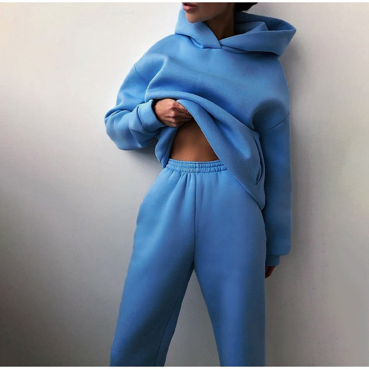 Stilvolles Damen Loungewear Set Mikayla zweiteilig: Kapuzenpullover & Hose. Perfekter Freizeit-Hausanzug für Frauen.