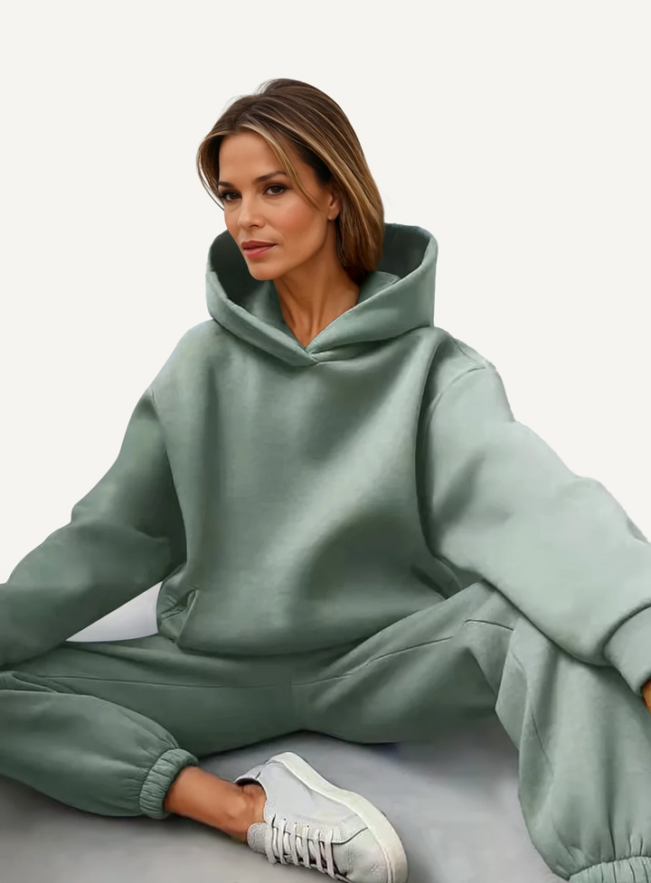 Weicher Damen Kapuzenpullover aus dem Mikayla Loungewear Set. Stilvolle und warme Freizeitkleidung für Damen.