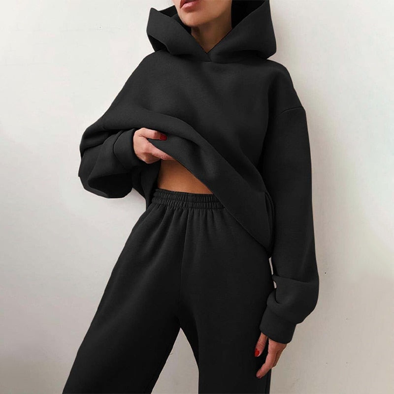 Bequeme Damen Jogginghose aus dem Mikayla Loungewear Set. Ideal für Freizeit, Sport & entspannte Stunden zuhause.