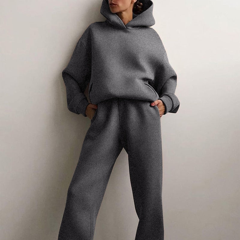 Damen Hausanzug Set Mikayla: Kapuzenpulli & Jogginghose. Trendige Komfortmode, perfekt als Winter- oder Herbstoutfit.
