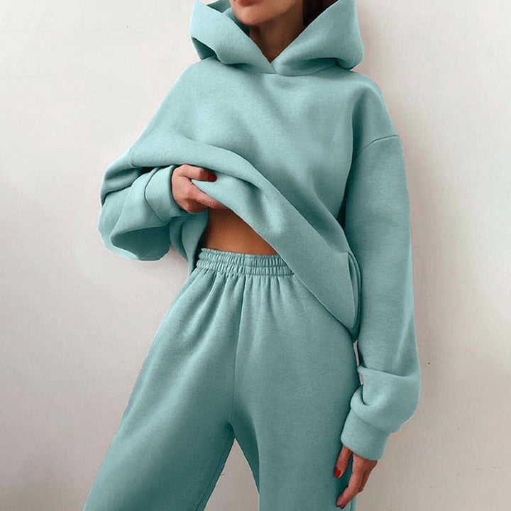 Entspanntes Damen Loungewear Set Mikayla mit Kapuze, ideal für gemütliche Abende zuhause. Stilvoller Zweiteiler.