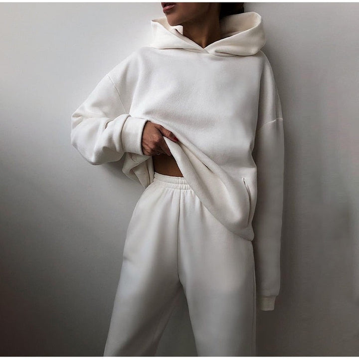 Vielseitiges Damen Freizeit Set Mikayla mit Kapuze & Hose. Stilvoll für Drinnen & Draußen, komfortable Herbstmode.