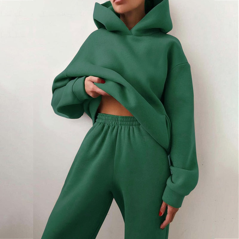 Warmes Damen Winter Loungewear Set Mikayla: Kapuzenpullover & bequeme Hose. Gemütlicher Hausanzug für kalte Tage.