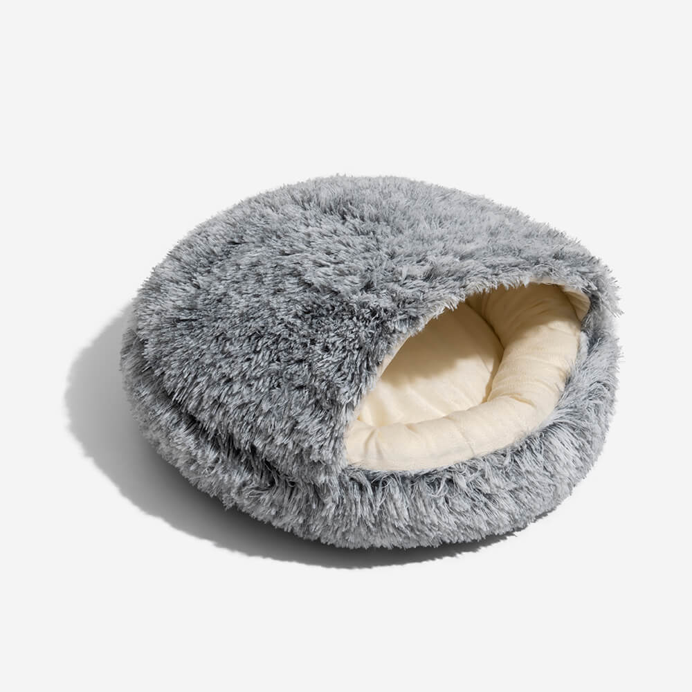 Flauschiges, kuscheliges Hundebett aus Plüsch, halbgeschlossen für extra Wärme und Schutz.