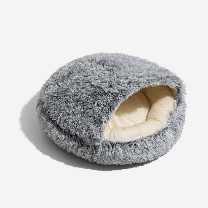 Flauschiges, kuscheliges Hundebett aus Plüsch, halbgeschlossen für extra Wärme und Schutz.