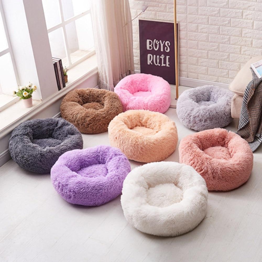Rundes Tierbett aus Kunstfell, gemütlich & weich, perfekter Schlafplatz für Haustiere.