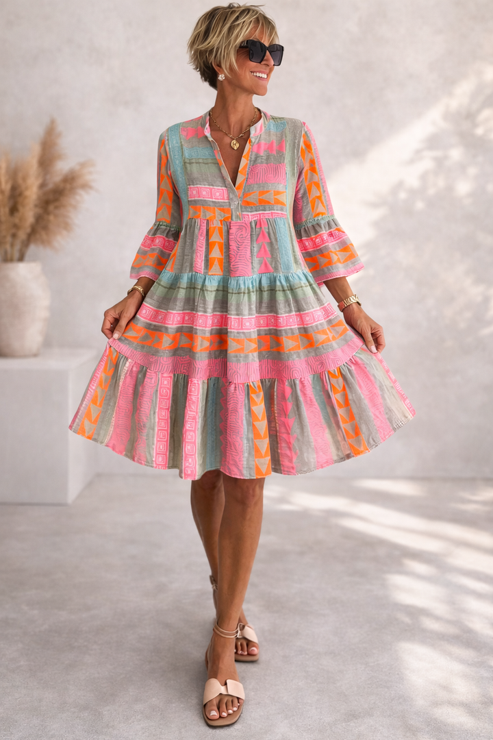 Gemustertes Midi-Kleid für Damen mit elegantem, fließendem Schnitt und geometrischem Muster in Rosa. Ideal als Sommerkleid.