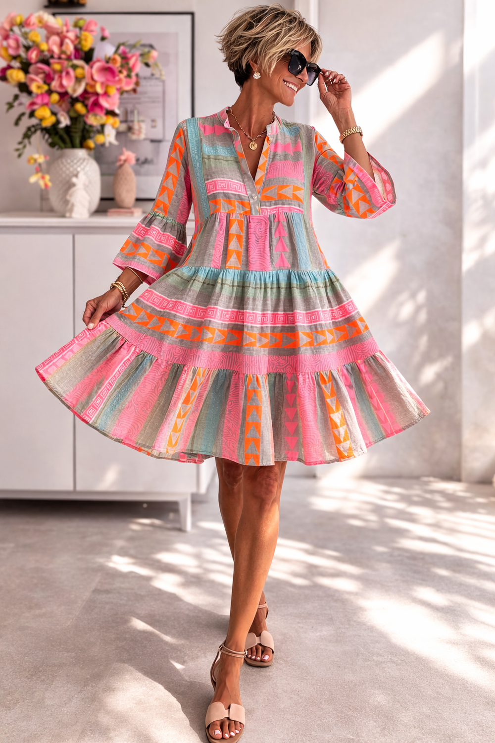 Modisches, bequemes Damen Midi-Kleid in Rosa mit fließendem Stoff und auffälligem geometrischem Muster. Perfektes Freizeitkleid.