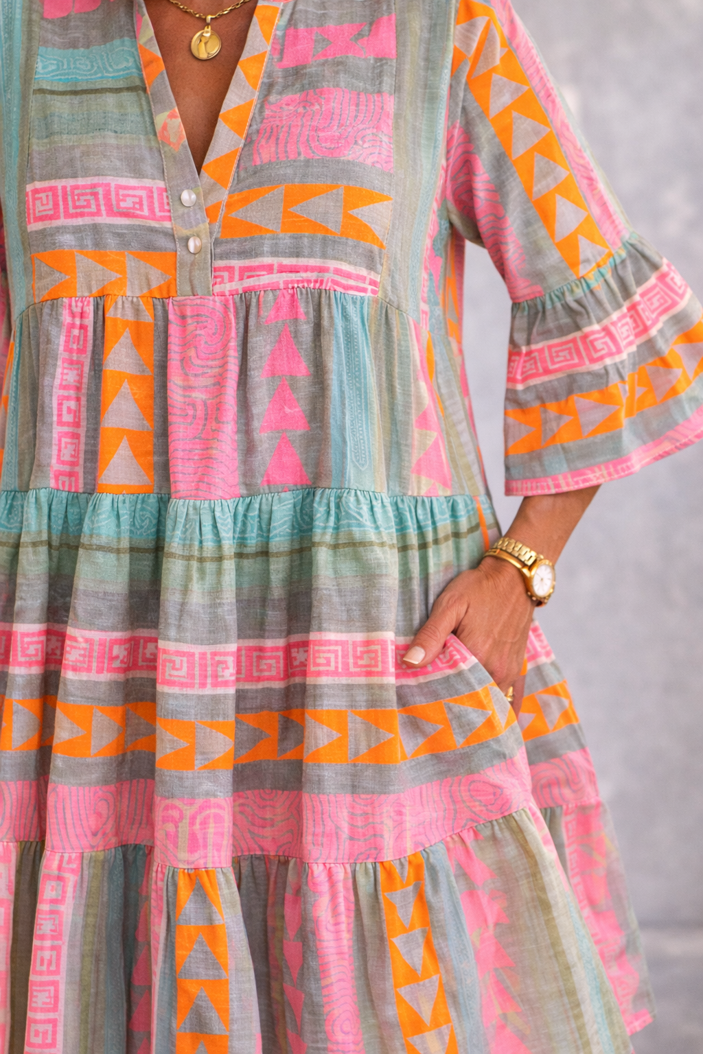 Fließendes, gemustertes Midi-Kleid für Damen in Rosa. Ein modisches Freizeitkleid mit geometrischem Muster und bequemer Passform.