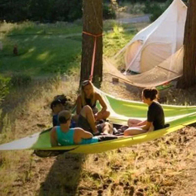 Vielseitige Mehrpersonen-Hängematte für Camping, Reisen & Outdoor. Bietet Platz für Familien oder Gruppen.