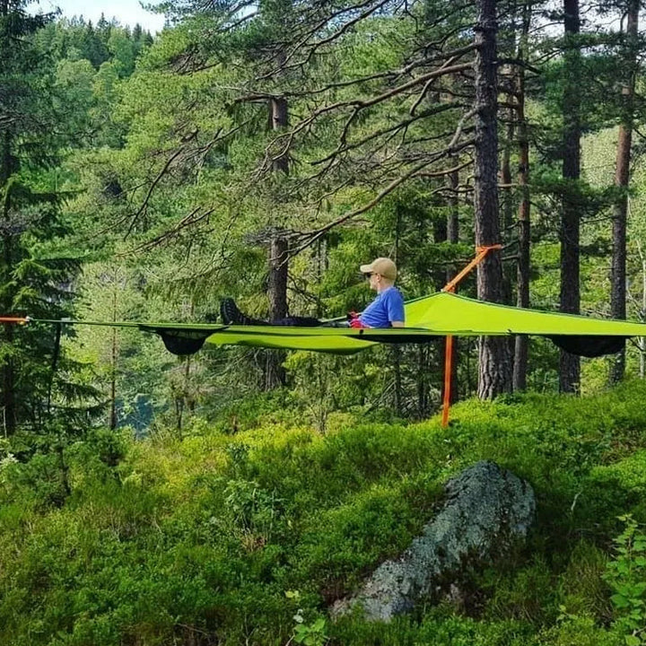 Stylische Grün-Schwarz Mehrpersonen-Hängematte aus robustem Nylon. Geräumig für entspanntes Camping & Outdoor.
