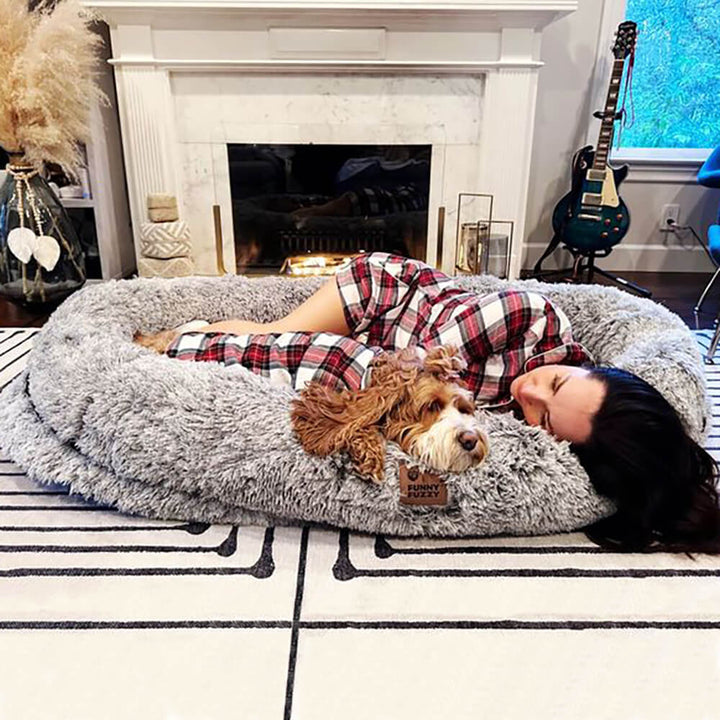 Weiches, tiefes Kuschelbett für Hunde und ihre Besitzer. Eine geräumige Wohlfühloase für Entspannung.