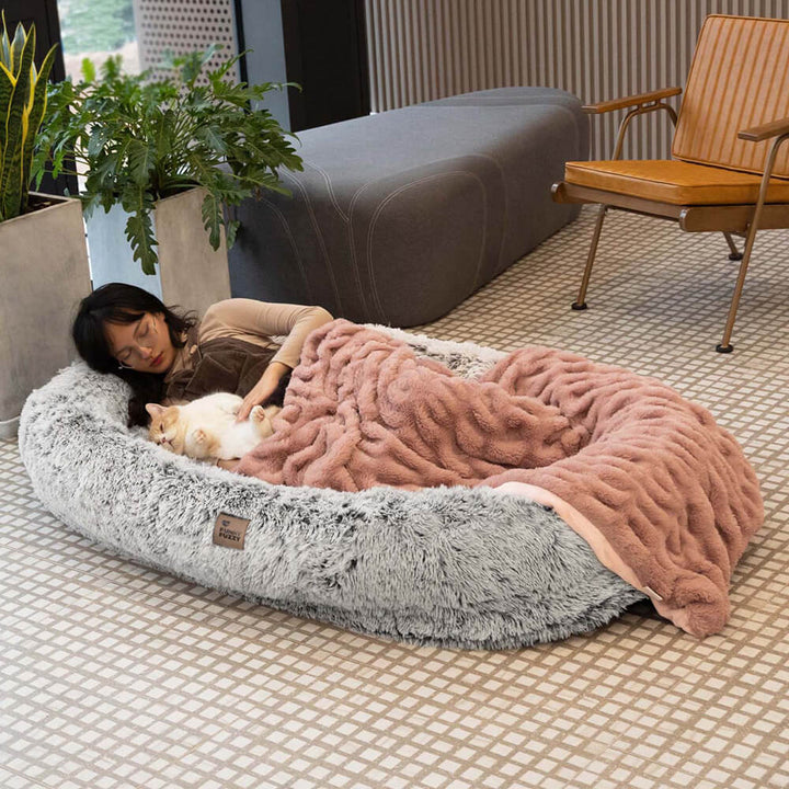 Das ultimative Haustierbett, das auch Menschen lieben. Geräumiges, orthopädisches Kuschelbett.