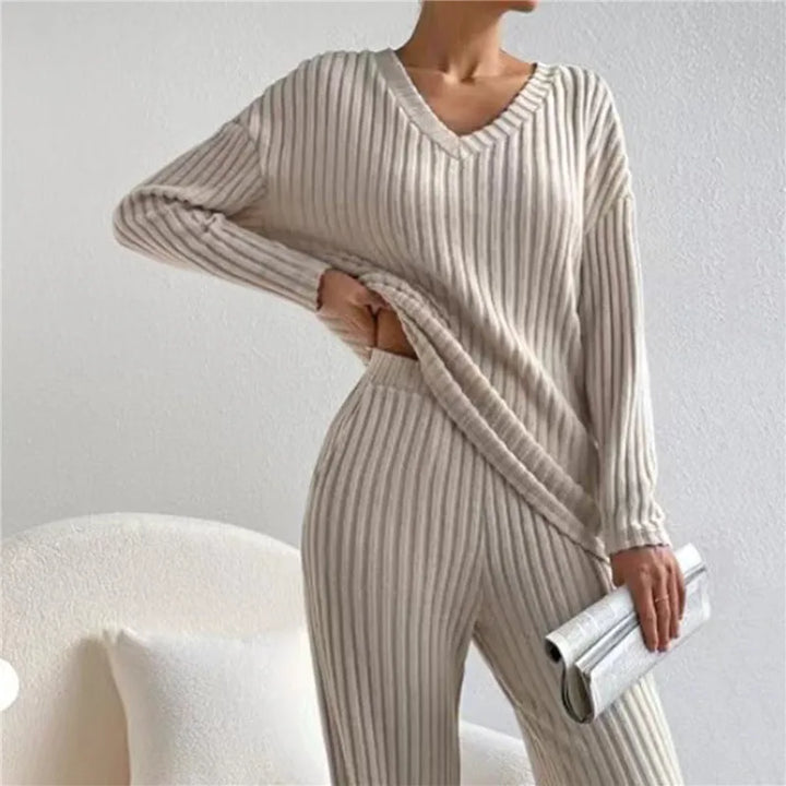 Stilvolles Damen Loungewear Set Yara. Gestreifter Hausanzug mit modischem V-Ausschnitt, ideal für Komfort & Entspannung.