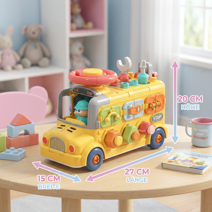 Kind schraubt am Montessori Motorikspielzeug Bus, entwickelt Geschicklichkeit und Konzentration spielerisch.
