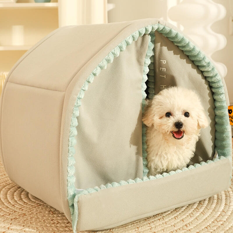 Ein glücklicher Hund entspannt in seiner gemütlichen, geschlossenen Kuschelhöhle mit Vorhang.