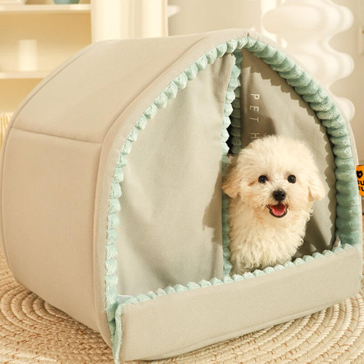 Ein glücklicher Hund entspannt in seiner gemütlichen, geschlossenen Kuschelhöhle mit Vorhang.