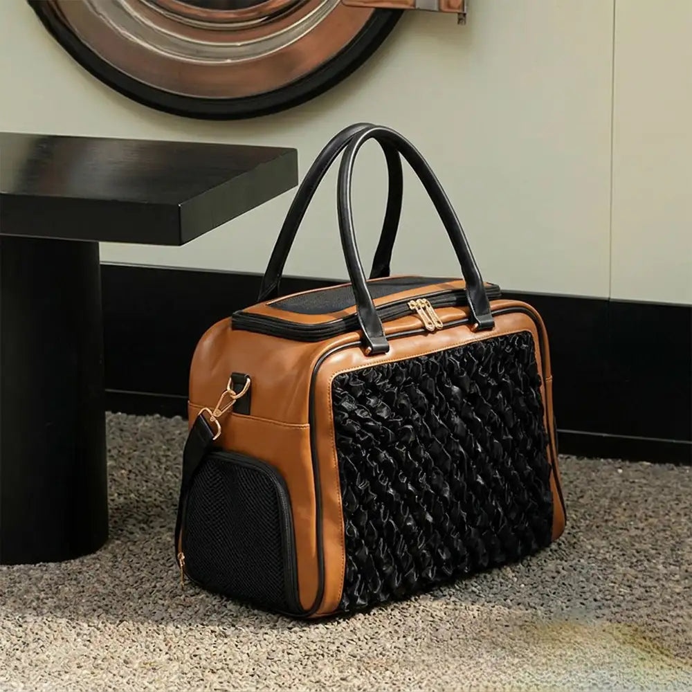 Atmungsaktive Haustiertragetasche, gesteppt, leicht und komfortabel – perfekt als Reiseaccessoire.