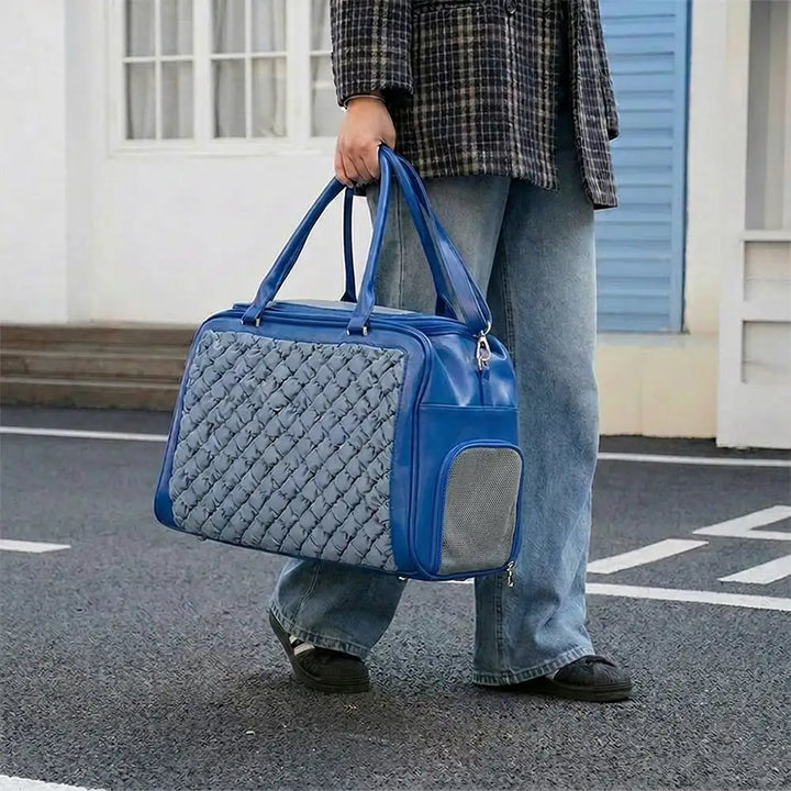 Komfortable, leichte Tragetasche, gesteppt, atmungsaktiv für den sicheren Transport von Haustieren.