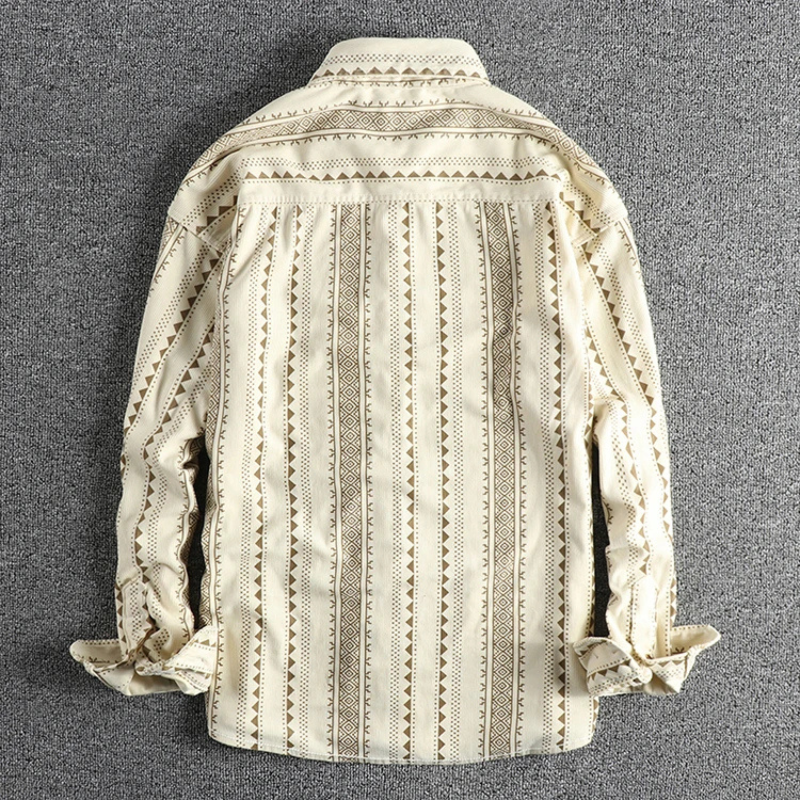 Modisches Herrenhemd: Klassisch gestreiftes Oberteil, bequem und vielseitig für Herrenmode.