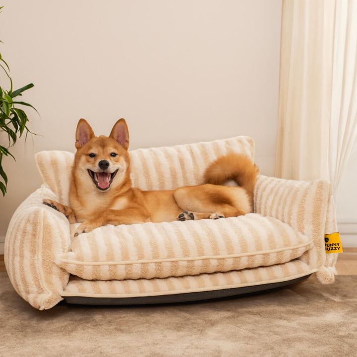 Flauschiges gestreiftes Kuschelbett mit luxuriöser Lammfell-Haptik. Das ultimative Tierbett für Gemütlichkeit.