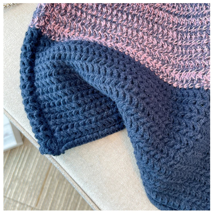 Kuscheliger Damen Patchwork Pullover Übergröße. Weich, warm, lässiger Stil für die kalte Jahreszeit.