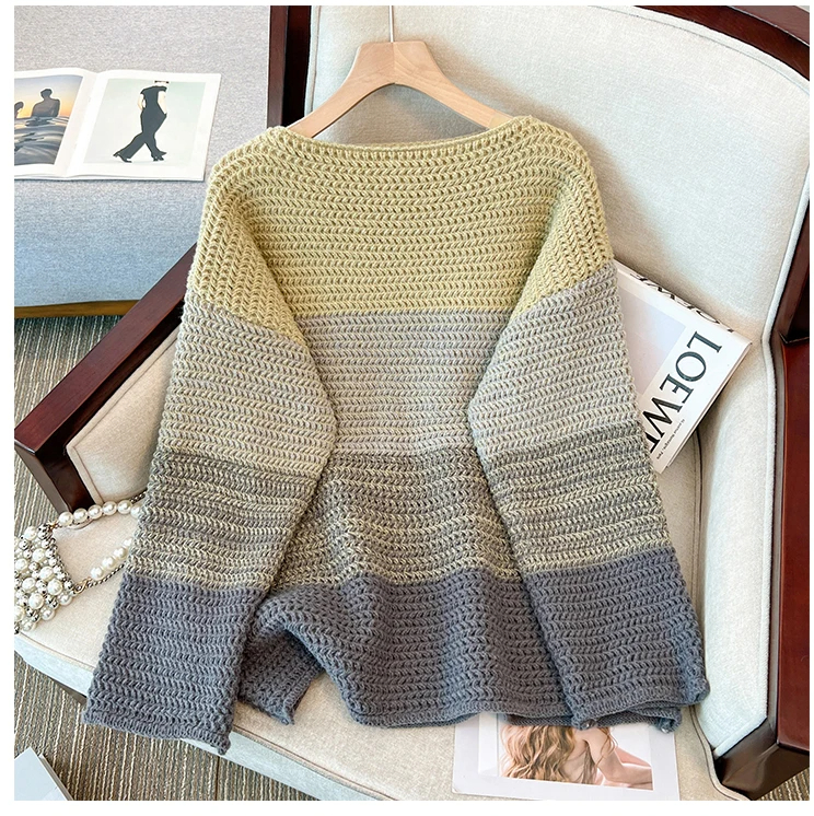 Frauenmode: Lässiger Kuschelpullover Übergröße. Farb-Patchwork, ideal für entspannte Herbsttage.