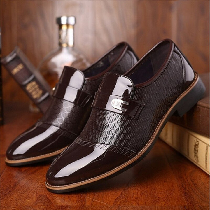 Glänzende Herren-Businessschuhe aus Leder, perfekt für elegante Anlässe und stilvolle Outfits.