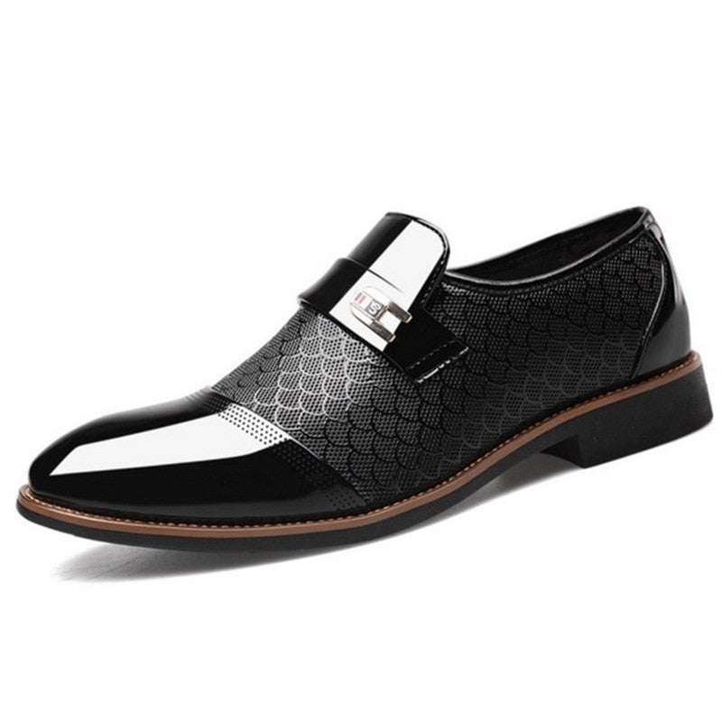 Moderne Glanzschuhe für Herren, ein Statement-Stück für jeden Anlass; kombiniert Stil und Bequemlichkeit.