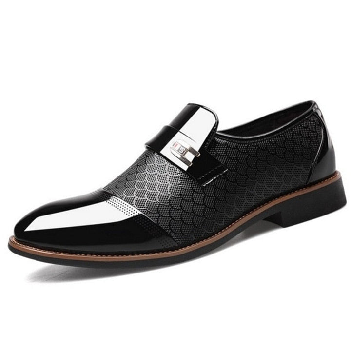 Moderne Glanzschuhe für Herren, ein Statement-Stück für jeden Anlass; kombiniert Stil und Bequemlichkeit.
