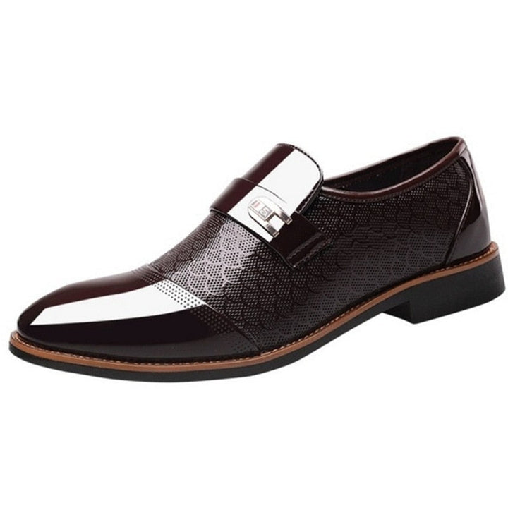 Auffällige glänzende Herrenschuhe, smarte Wahl für stilbewusste Männer. Perfekt für Business und besondere Anlässe.
