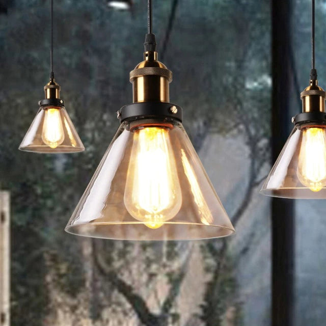Stilvolle Pendelleuchte, klassische Beleuchtung, Luxuslampe für ein elegantes Interieur.