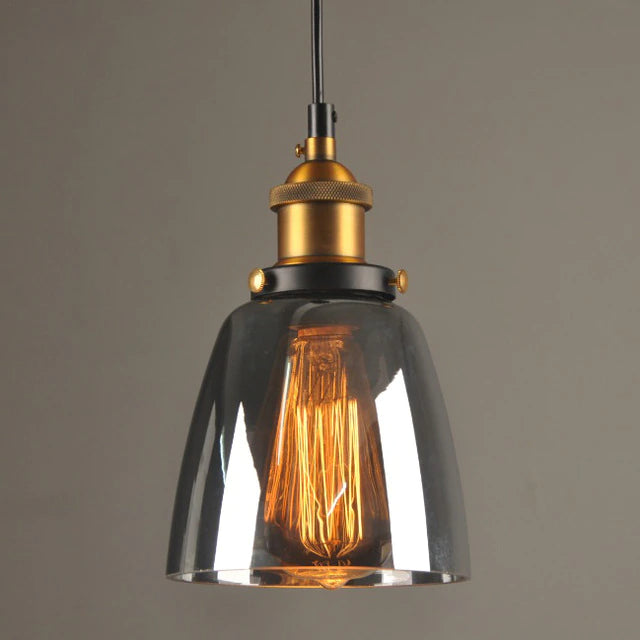 Designerlampe mit stilvoller Beleuchtung, schafft ein luxuriöses Ambiente im Raum.