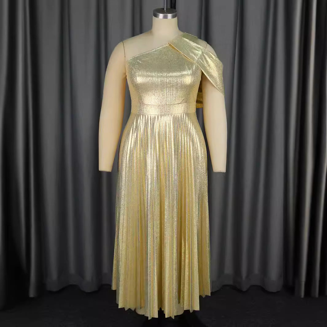 Schimmerndes goldenes Damen Maxikleid mit asymmetrischem Schnitt, elegant für Abend und Party, glamouröser Look.