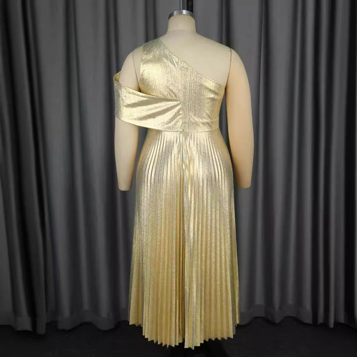 Elegantes asymmetrisches Damen Abendkleid, glamouröser Schimmer, langer Schnitt, ideal für formelle Feste.