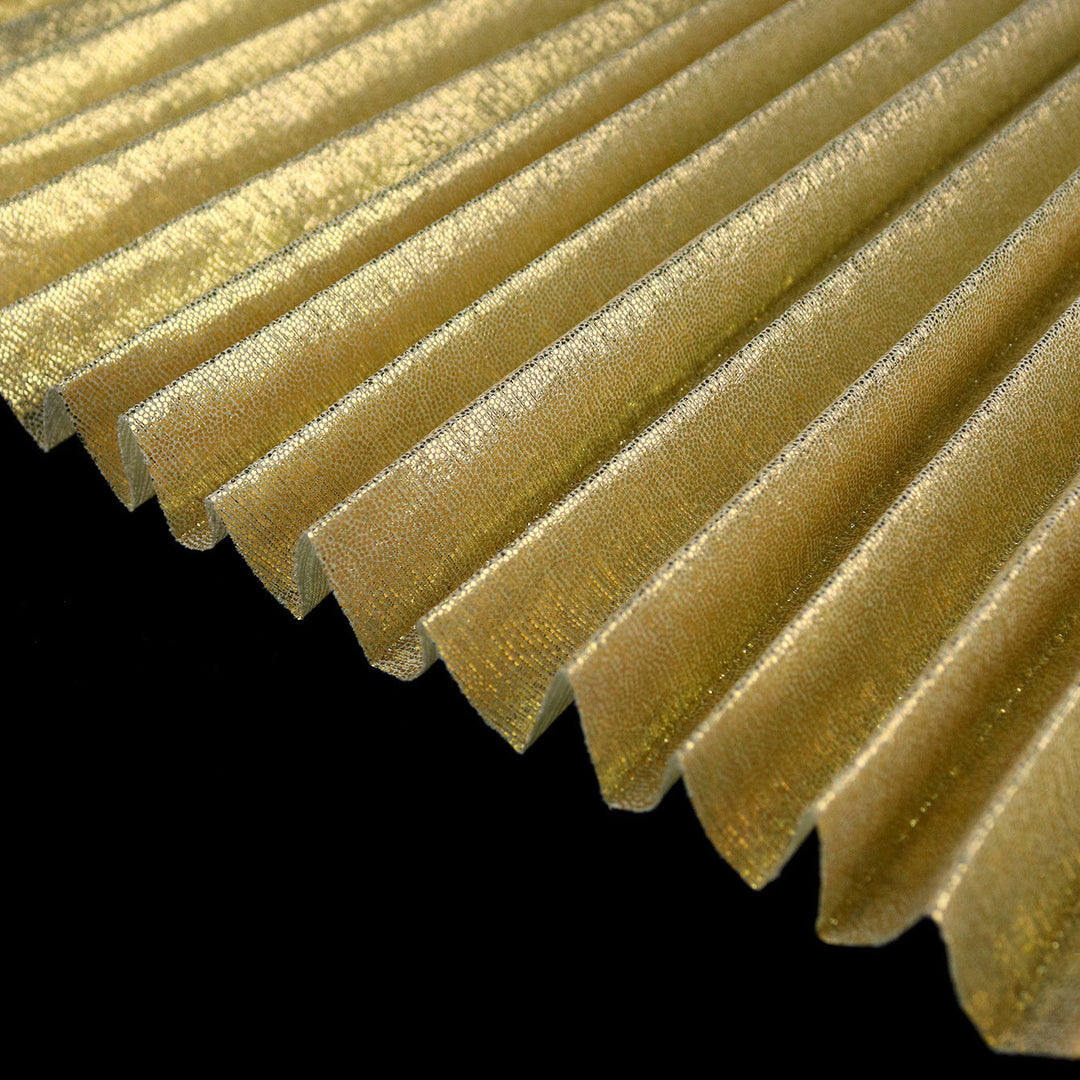 Festliches goldenes Damen Maxikleid, schimmernd, asymmetrisch, perfekt für Hochzeiten und Galas.