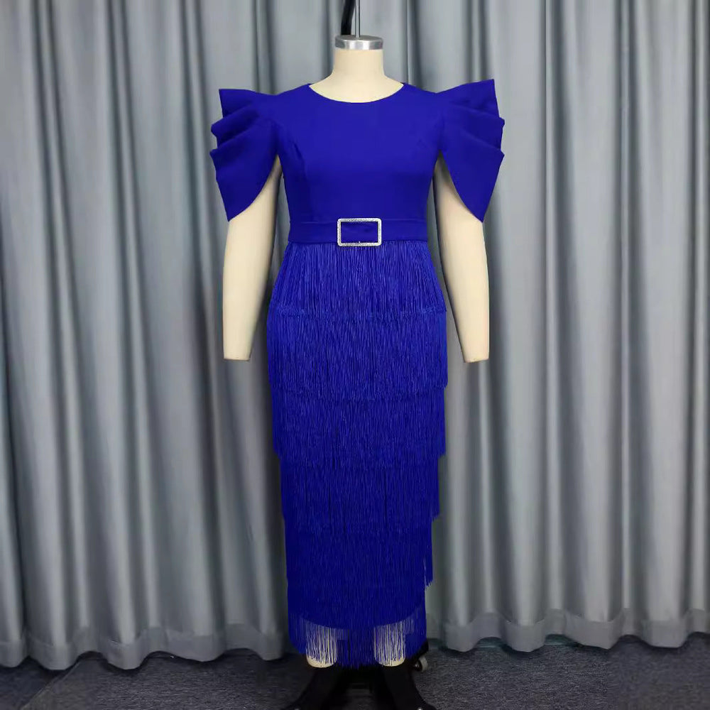 Elegantes blaues Damen-Abendkleid, detailliert mit Rüschenschultern & fließenden Fransen.