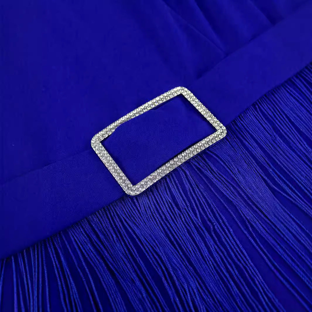 Fließendes blaues Glamourkleid für Damen, mit stilvollen Rüschenschultern und auffälligen Fransen.