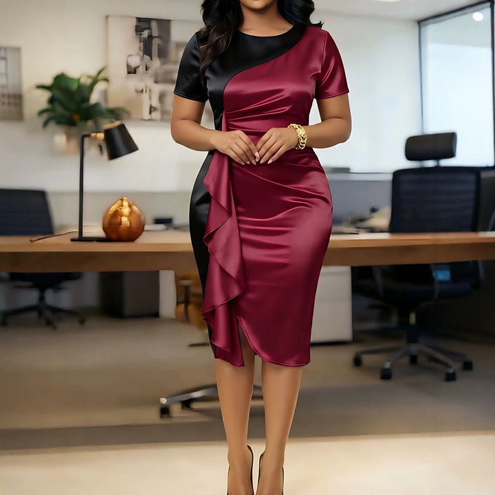 Elegantes asymmetrisches Damen-Wickelkleid in Burgunderrot, ideal als Cocktail- oder Abendkleid mit Kurzarm.