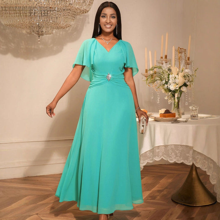 Glamouröses Damen Maxi-Abendkleid mit elegantem Faltendesign & Schmuckbrosche, ideal für Gala & Hochzeit.