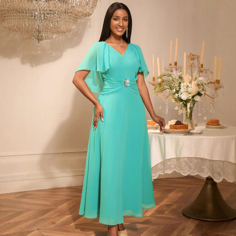 Elegantes Damen Abendkleid, V-Ausschnitt, glamouröses Faltendesign, Brosche. Perfekt für festliche Anlässe.